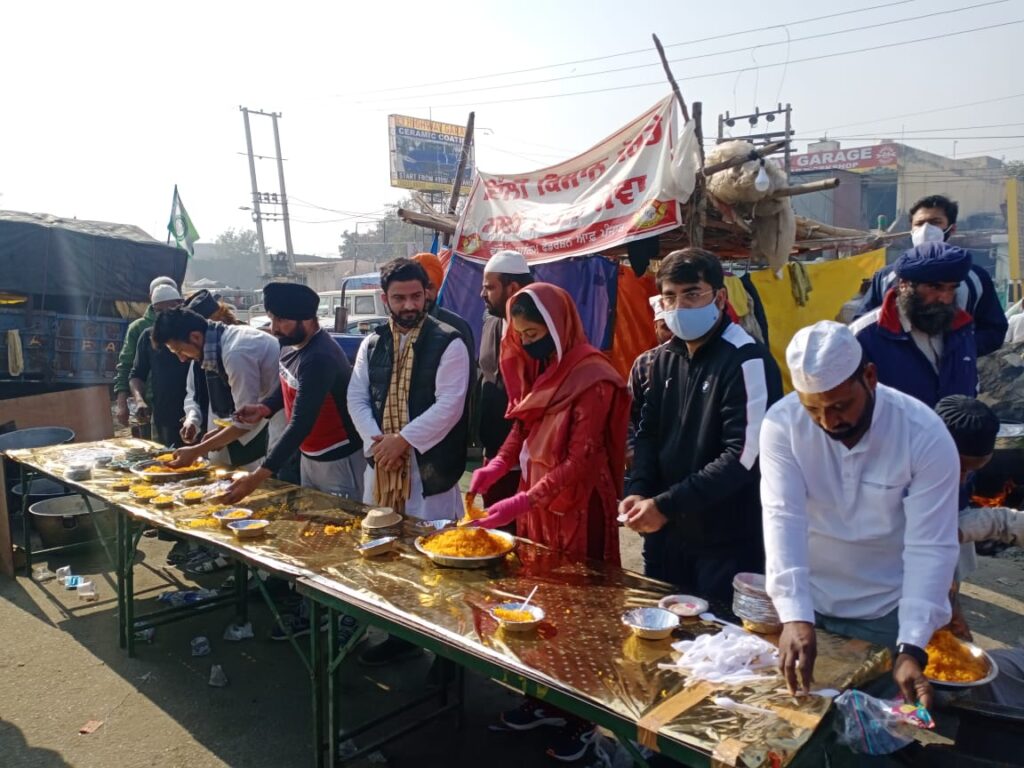 Muslim Farmers Offer "Namaz" at Singhu Border, Share "Zarda Pulao" With Protesting Farmers - IndiaTomorrow